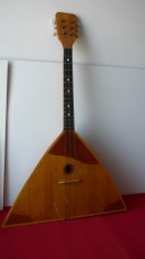 BALALAIKA INSTRUMENT CU COARDE RUSESC, (COLECTIE)
