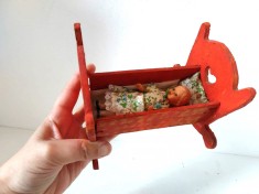 Papusa mica cu patut de lemn, jucarie veche, vintage, colectie