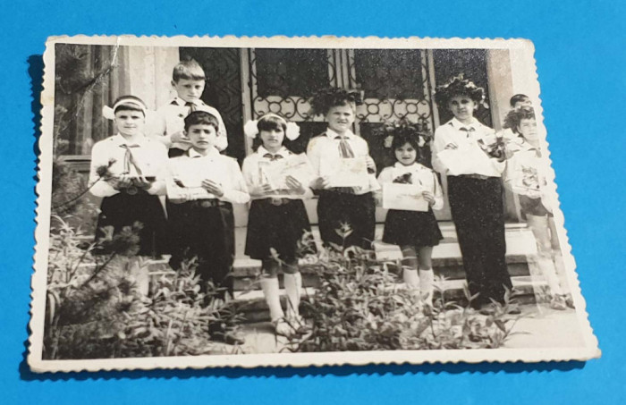 Fotografie veche anii 1970 elevi - scolari - pionieri premiati