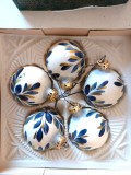 Lot 5 globuri vechi vintage West Germany, Craciun, cca 6cm diametru, albe pictate manul cu albastru si auriu