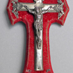 1910 Crucifix catolic francez in catifea rosie, vintage original 25cm