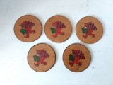 * Lot 5 Coasters / suporti pahare, pictati manual cu pitic care poarta un ciorchine de struguri, 6.5cm diametru