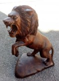 Impozanta sculptura leu din lemn masiv lucrare dintr-o singură bucata de lemn,