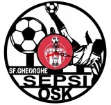 Ceas de perete decorativ realizat din disc de vinil, Model Sepsi OSK Sfantu Gheorghe, Fotbalist in Foarfeca si Mingi, Text Sepsi OSK, Negru, 30 cm