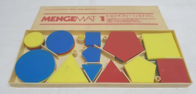 Jucarie veche perioada comunista - anii 1970 -1980 - Joc cu figuri geometrice foto