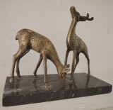 Superba sculptură vintage din din bronz Art-Deco cu două căprioare, montată pe o bază din marmură