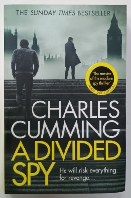 A DIVIDED SPY by CHARLES CUMMINGS , 2017 foto