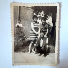 Fotografie 6/9 cm cu părinți și băiat în Uricani județul Hunedoara în 1960
