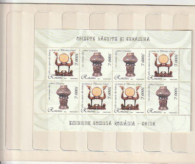 EMISIUNE COMUNA RO - CHINA OBIECTE LACUITE SI CERAMICA - BLOC ( LP 1658 a) 2004 foto