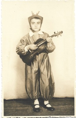 P1413 Copil cu vioară, studio Klein, 1939, Brașov foto