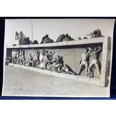 SCENA ANTICA CU PERSONAJE UMANE , STATUI VII , FOTOGRAFIE MONOCROMA, PE HARTIE LUCIOASA , PERIOADA INTERBELICA , PREZINTA PETE DE UMEZEALA IN PARTEA D