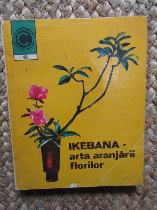 Ikebana, arta aranjării florilor, Laura Sigarteu Petrina, colecția Caleidoscop nr. 48, editura Ceres, București 1972
