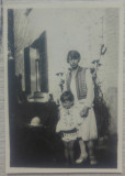 Mama si copil in port popular// fotografie 1901