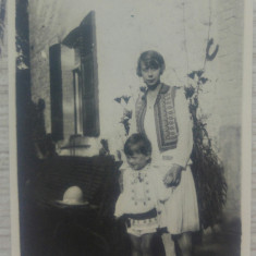 Mama si copil in port popular// fotografie 1901