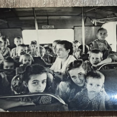 Copii in excursie, perioada comunista// foto tip CP