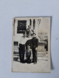 Fotografie cu grup de 5 barbati in fata unui monument, 1972, 6x9.5cm