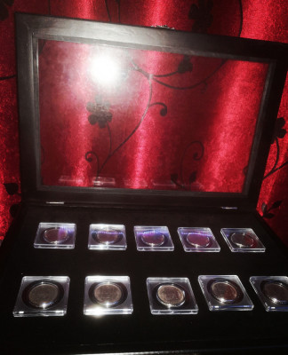 Set Vitrină cu 10 Monezi din 1992 de 100LEI &amp;icirc;ncapsulate foto