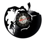 Ceas de perete din disc vinil, Tematică Alpinism / Escaladă, Design cu Siluete Alpiniști pe Munte, Negru