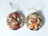 Lot 2 globuri vechi de ceara / ornamet pentru pomul de Craciun, vintage, Germania, decor sarbatori de iarna, cu baiat si fata imbracati national, 7cm