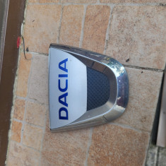Emblemă bară față Dacia Sandero