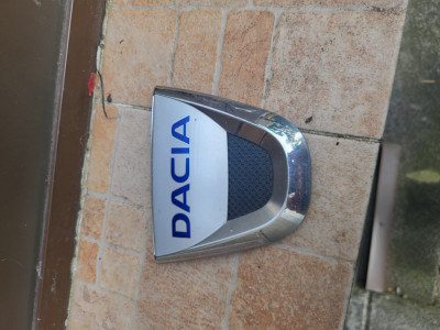 Emblemă bară față Dacia Sandero foto