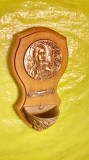 G915-Stativ vechi apa sfintita Fecioara Maria cu Crucifix dreapta medalion alama argintata stativ apa metal design deosebit pe lemn anii 1900/interb.