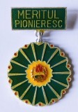 INSIGNA MERITUL PIONERESC ALUMINIU CU EMAIL RECE 30 MM IMPRIMAREA PE VERSO TIP SCOICA PIONIER PIONIERI PIONIERILOR IMPECABILA ( CITITI DESCRIEREA ), Romania de la 1950