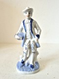 Statuetă Porțelan Vintage &ndash; Stil Delft Blue, T&acirc;năr cu Coș (18 cm)