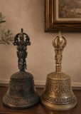Set deosebit de 2 clopote ritualice budiste tibetane (Ghanta) cu m&acirc;ner &icirc;n formă de vajra (dorje)