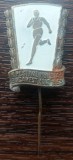 INSIGNA (PIN) SPORTIVA DE ATLETISM - FESTIVAL MONDIAL BUCURESTI 1953