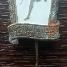 INSIGNA (PIN) SPORTIVA DE ATLETISM - FESTIVAL MONDIAL BUCURESTI 1953