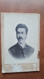 Fotografie pe carton, tanar barbat cu mustata, perioada interbelica