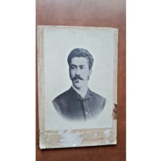 Fotografie pe carton, tanar barbat cu mustata, perioada interbelica