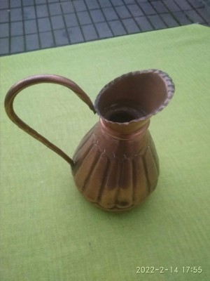 Carafa veche din cupru, model roman foto