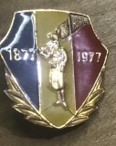 AMS2 Insignă vintage aniversară Centenarul Independenței Rom&acirc;niei (1877-1977), cu dorobanț și tricolor, emailată, din Republica Socialistă Rom&acirc;nia