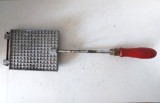 Forma / presa vintage, veche, matrita metalica pentru napolitane / saratele, pentru copt, forma deptunghiulara (13x15cm)