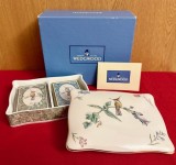 CASETA DIN PORTELAN ENGLEZESC CU 2 PACHETE CARTI JOC- WEDGWOOD- BONE CHINA- HUMMING BIRDS L15cm