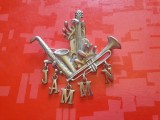 H457-Insigna veche maini de cantaret cu INSTRUMENTE MUZICALE si literele JAMMN bronz- alama argintata stare buna 7/6 cm.