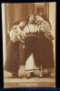 TREI FEMEI IN COSTUME POPULARE ROMANESTI , POZAND IN STUDIO , CARTE POSTALA ILUSTRATA , MONOCROMA , NECIRCULATA , PERIOADA INTERBELICA