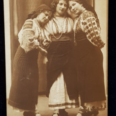 TREI FEMEI IN COSTUME POPULARE ROMANESTI , POZAND IN STUDIO , CARTE POSTALA ILUSTRATA , MONOCROMA , NECIRCULATA , PERIOADA INTERBELICA