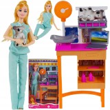 Păpușă veterinar cu koala, trusă medicală, masă, stetoscop, laptop, accesorii