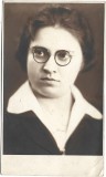 P2929N Portret de femeie cu ochelari rotunzi cu ramă din baga, studio F&aacute;bi&aacute;n, Timișoara