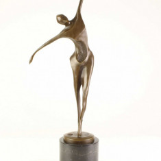 Barbat dansand-statueta moderna din bronz pe un soclu din marmura FA-76