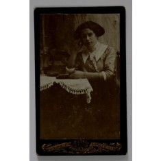FOTOGRAFIE C.D.V. , TANARA CU COC , LA MASA , SFARSITUL SEC. XIX