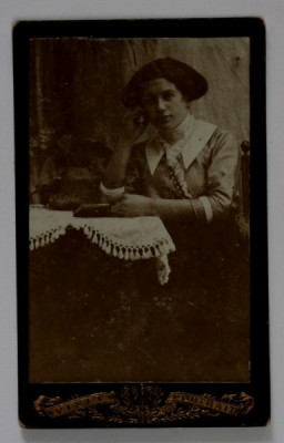 FOTOGRAFIE C.D.V. , TANARA CU COC , LA MASA , SFARSITUL SEC. XIX foto