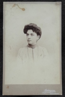 Fotografie pe carton, femeie cu coc si brosa, inceput de secol XX foto