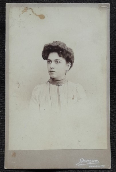 Fotografie pe carton, femeie cu coc si brosa, inceput de secol XX