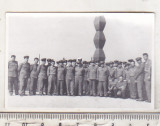Bnk foto Targu Jiu 1968 - Militari langa Coloana Infinitului, Alb-Negru, Romania de la 1950, Cladiri