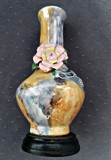 Vază porțelan, vintage, marmorată, glazură și elemente florale impecabile. Postamet lemn. &Icirc;n stare bună. 14.5 cm h. Vaza are floarea mai bogată
