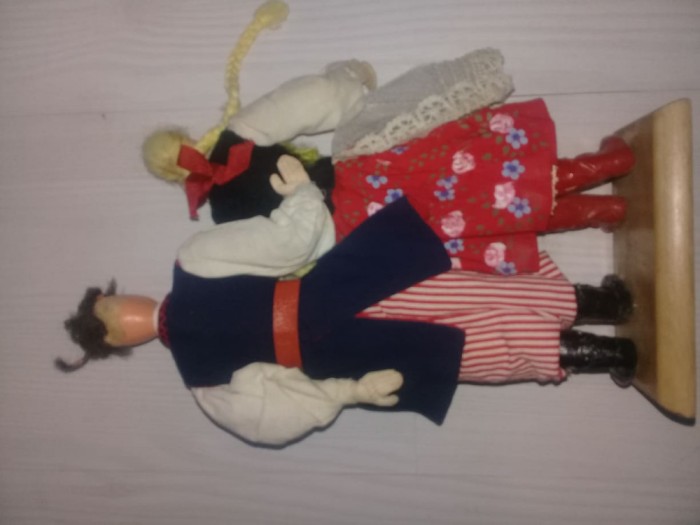 papusa veche,2 papusi pe postament cu tinute traditionale de epoca.Vintage,colec